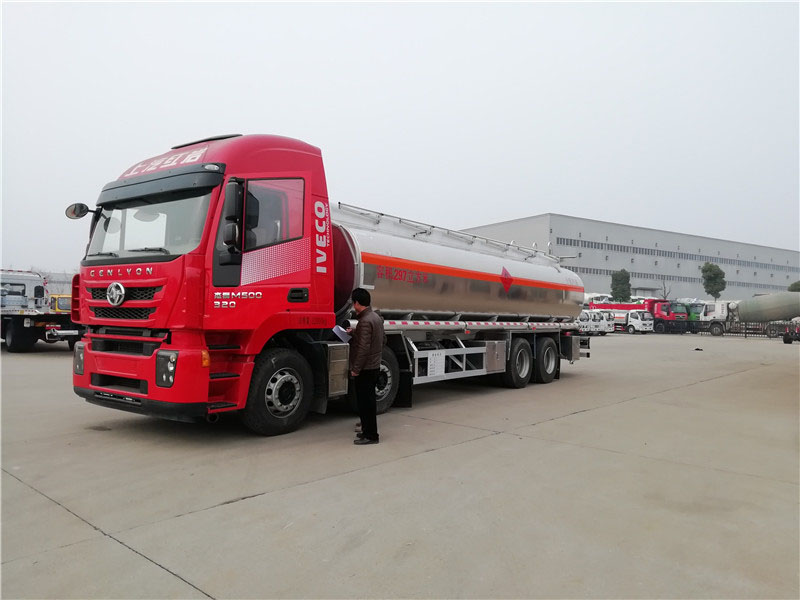 上汽紅巖29.7方前四后八鋁合金運(yùn)油車，20噸運(yùn)油車